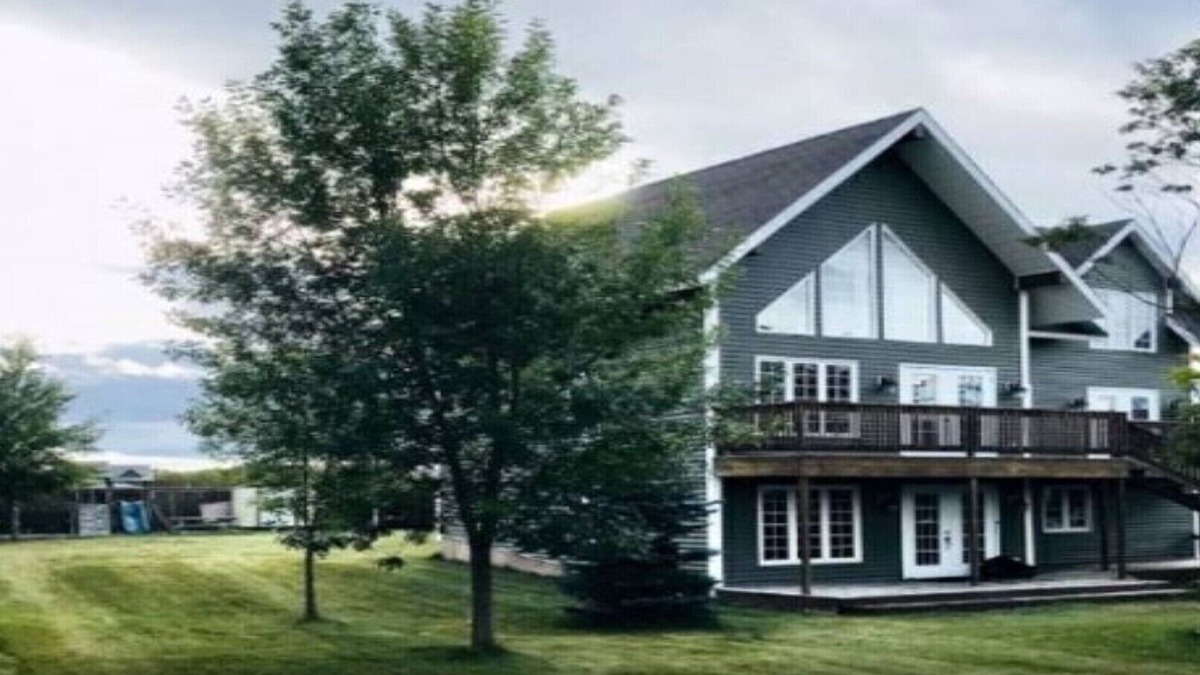 Deer Lake House | Fortnight Chalet Vacation Rentals in Deer Lake