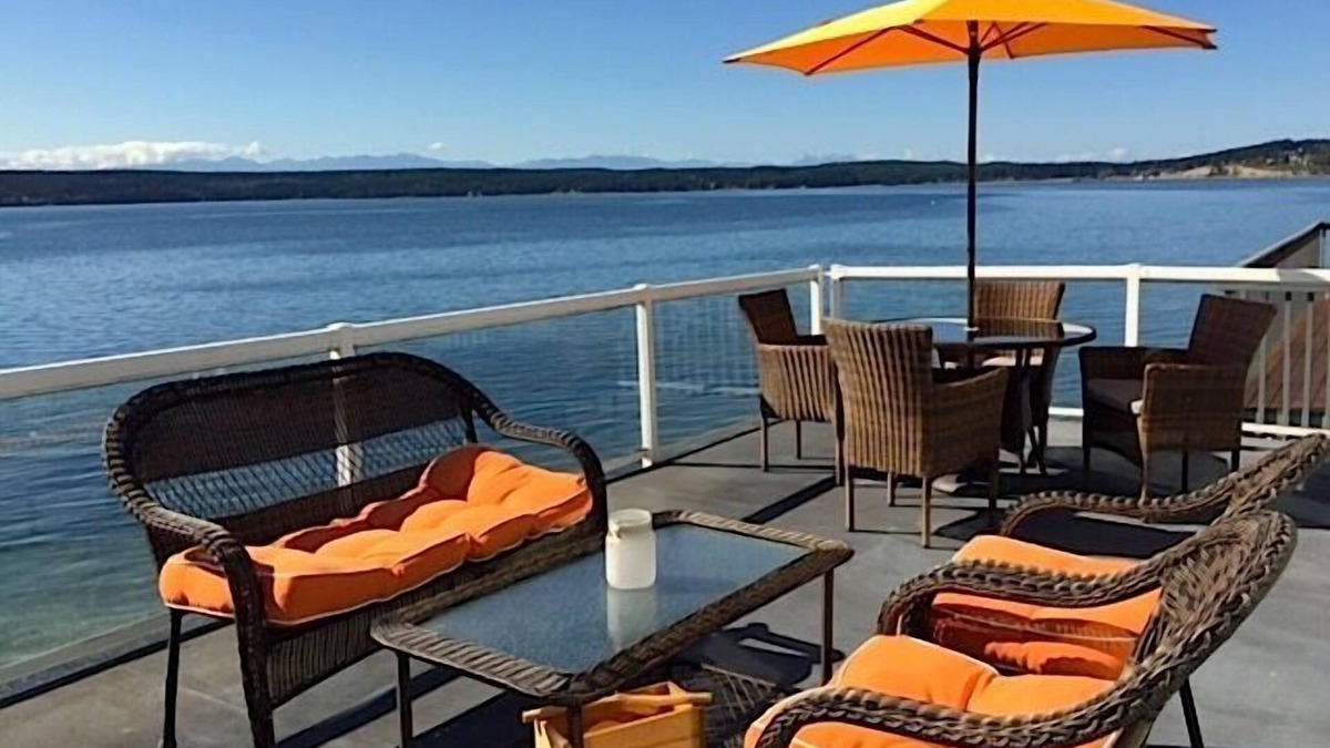 Oak Harbor Cottage | Fossil Cottage On Penn Cove - Sunrise To Sunset Beachfront Haven