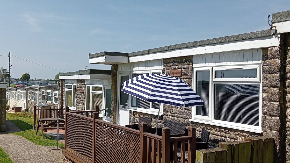 Sandown Ski Chalet | Fossils Retreat: comfy 2 bedroom chalet with Sun deck & wifi.