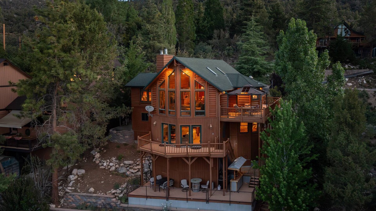 Whispering Forest House | Foster's Cabin, amazing views, great neighborhood.