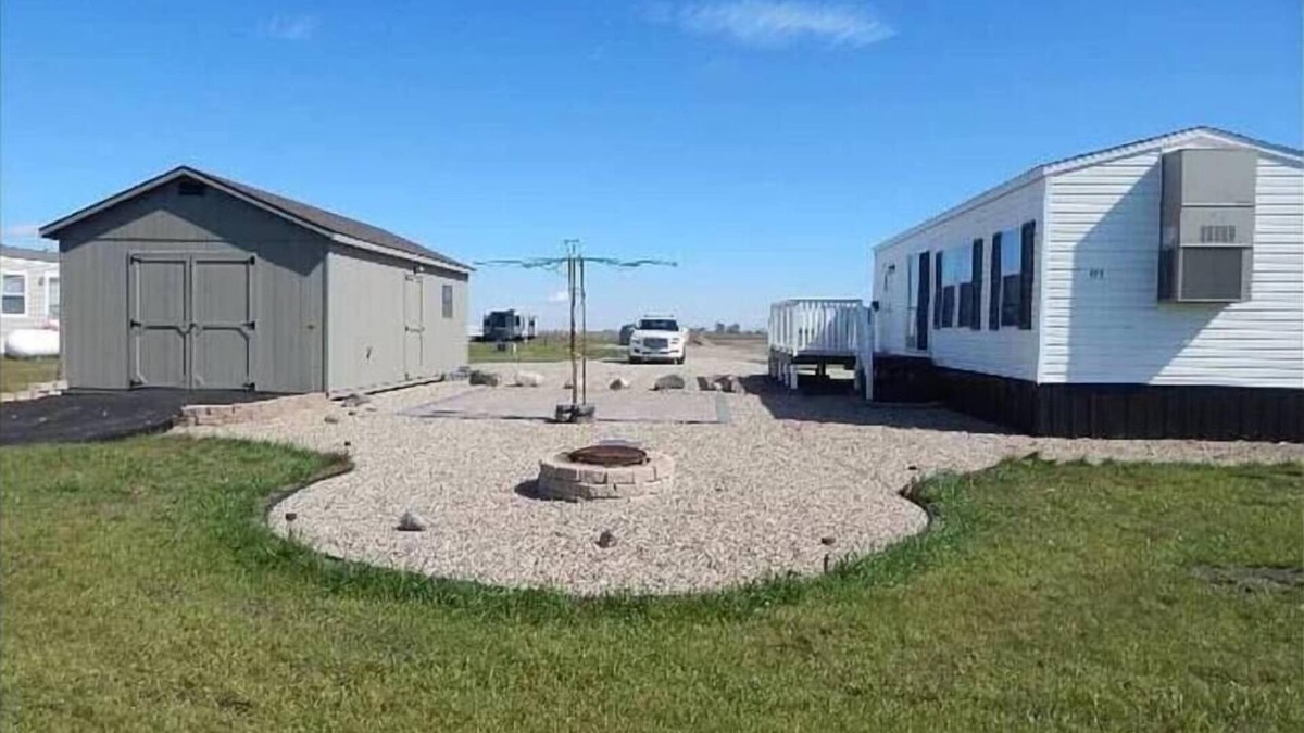 Devils Lake House | "Founder's Retreat" - Trailer & Bunk House - Ackerman Valley