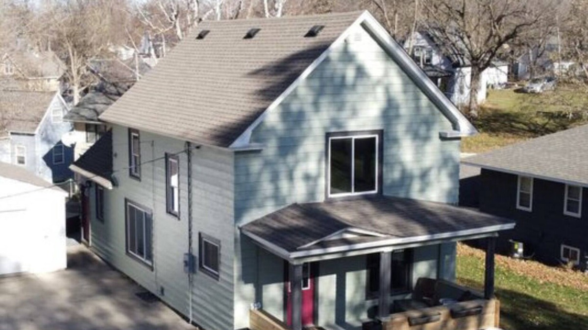 Albert Lea House | Fountain Blue-newly renovated modern home , lots of outdoor spaces to enjoy.