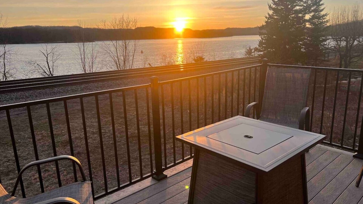 Fountain City House | Fountain City Loft, hot tub, river views