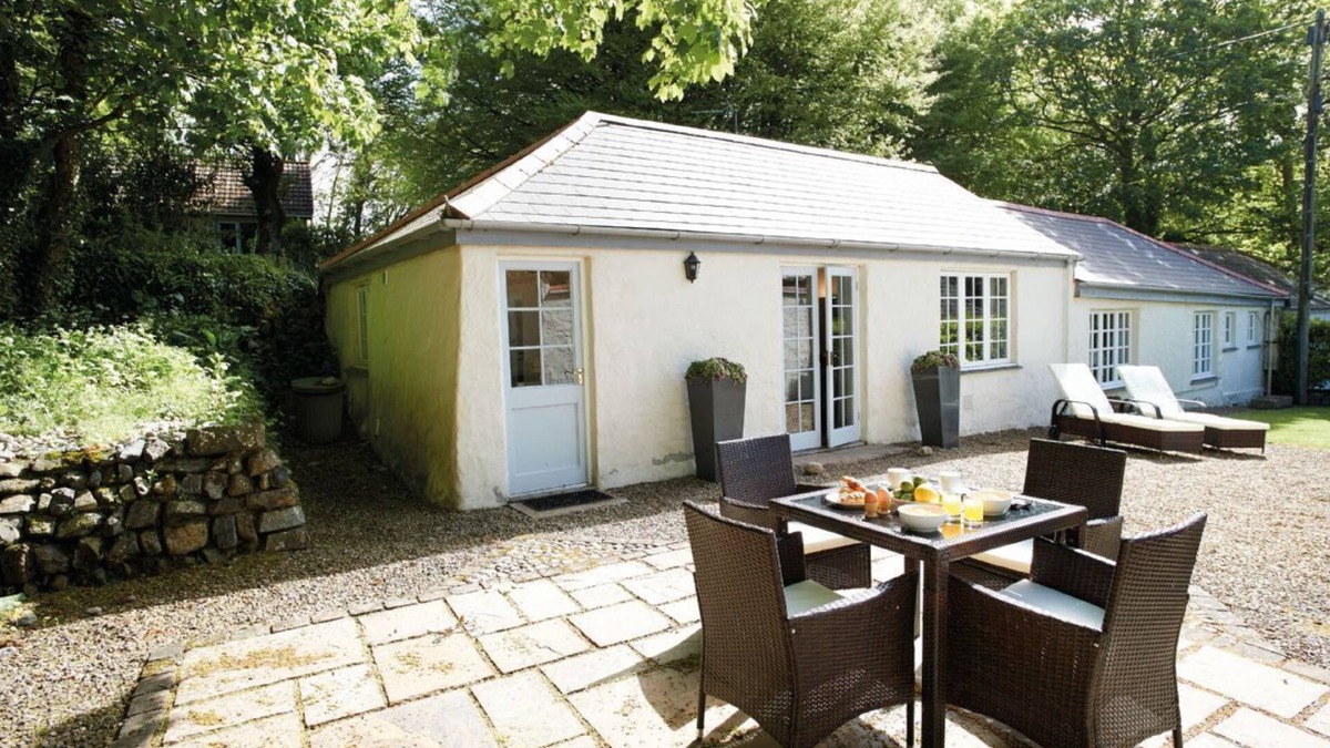 Helston House | Four and a half miles south of Helston, this delightful cottage is situated on a tranquil estate.