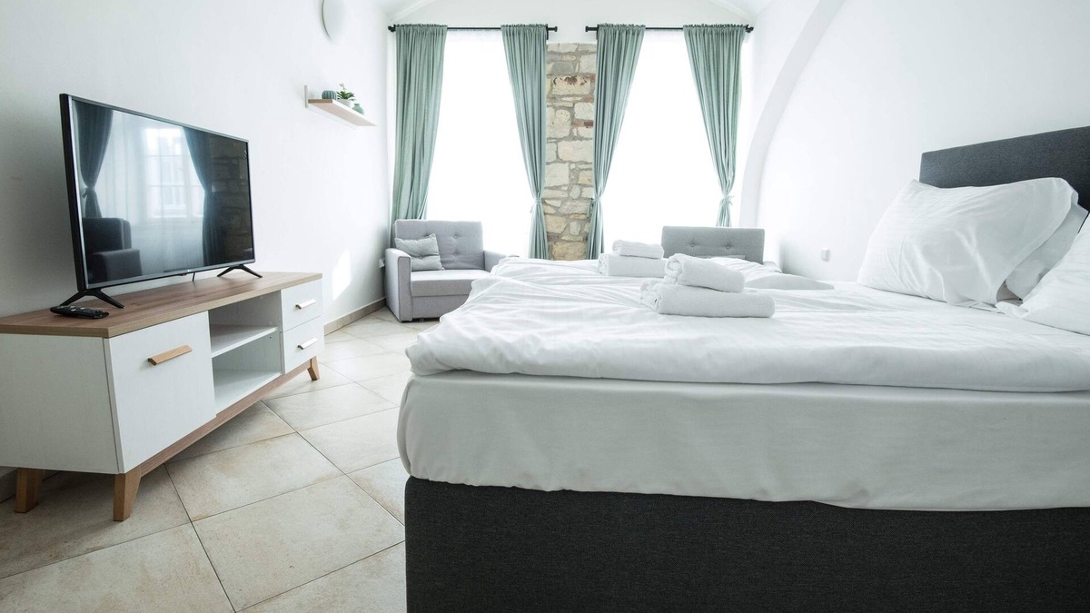 Prague 1 Apartment | Four bed studio apartment in ground floor with bathroom and kitchen