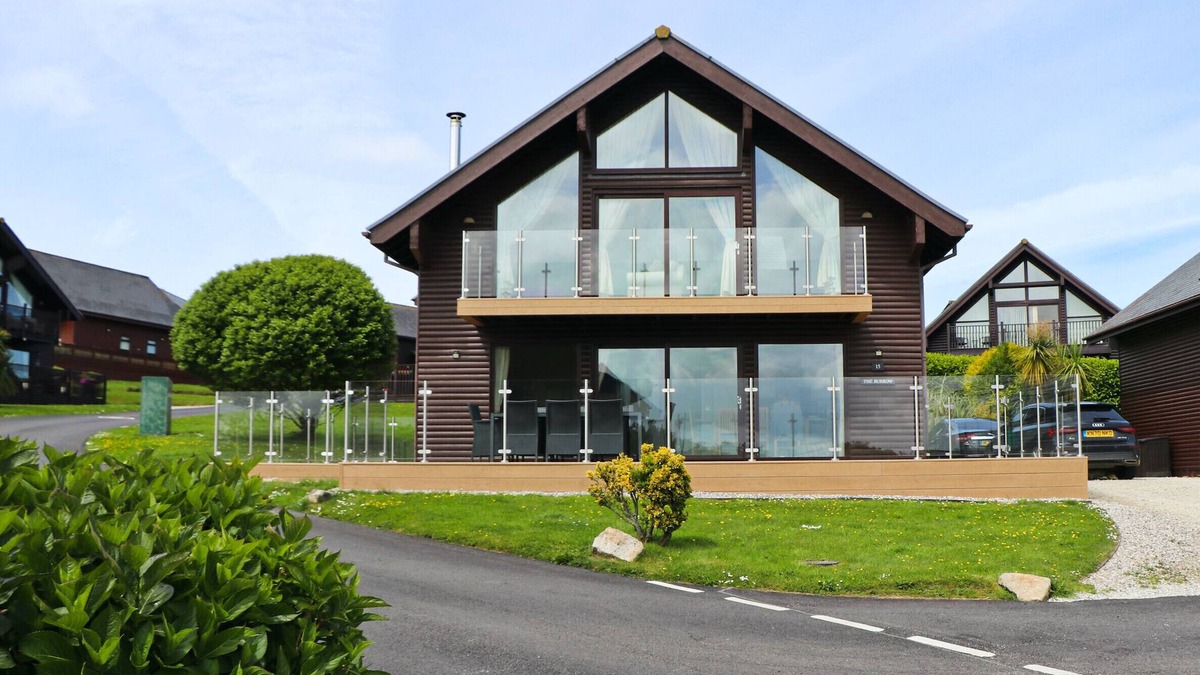 Winnard's Perch Ski Chalet | Four bedroom holiday lodge with onsite watersports.