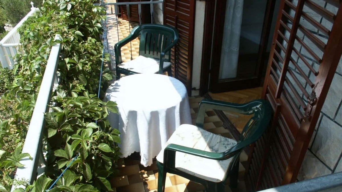 Sucuraj Apartment | Four-bedroom apartment near beach Sućuraj, Hvar (A-578-a)