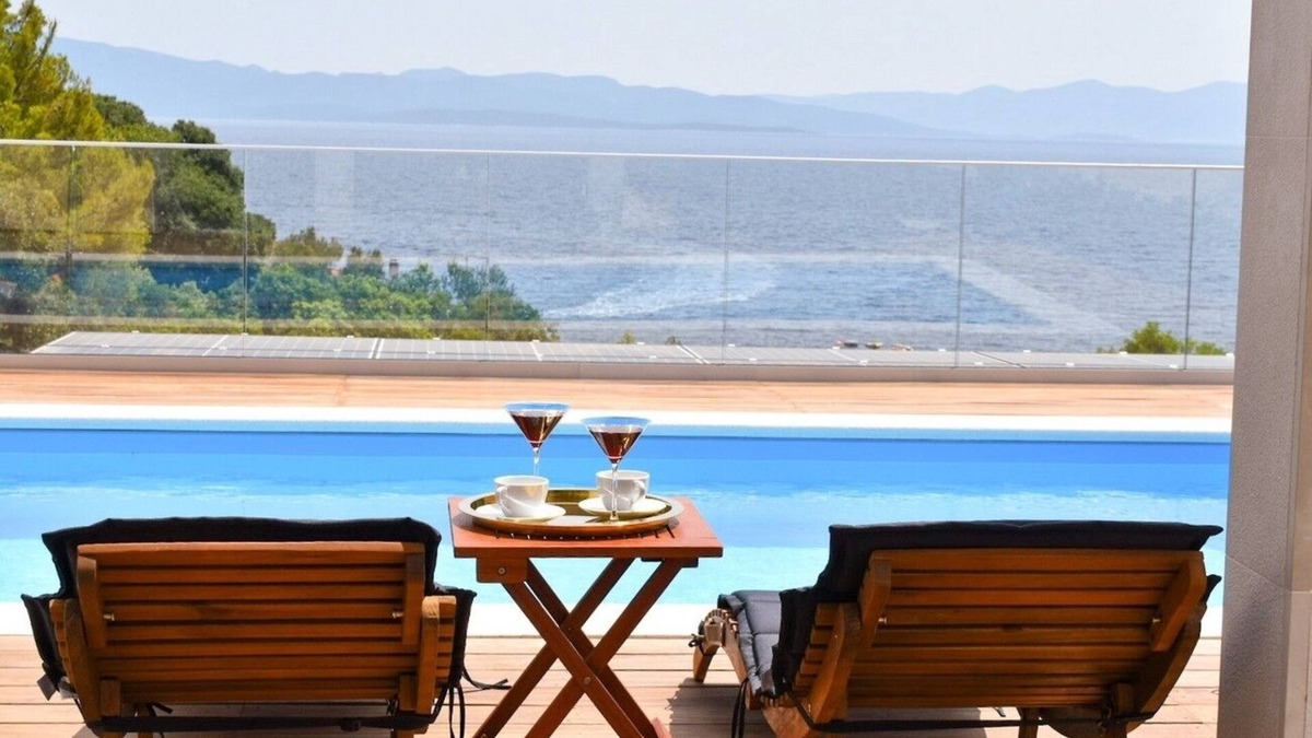 Gdinj Apartment | Four-bedroom apartment with terrace and sea view Cove Tvrdni Dolac, Hvar (A-6112-a)