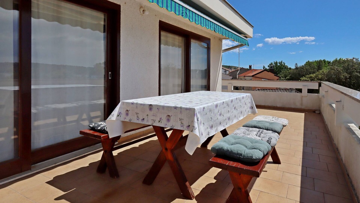 Punat Apartment | Four-bedroom apartment with terrace and sea view Punat, Krk (A-5328-a)