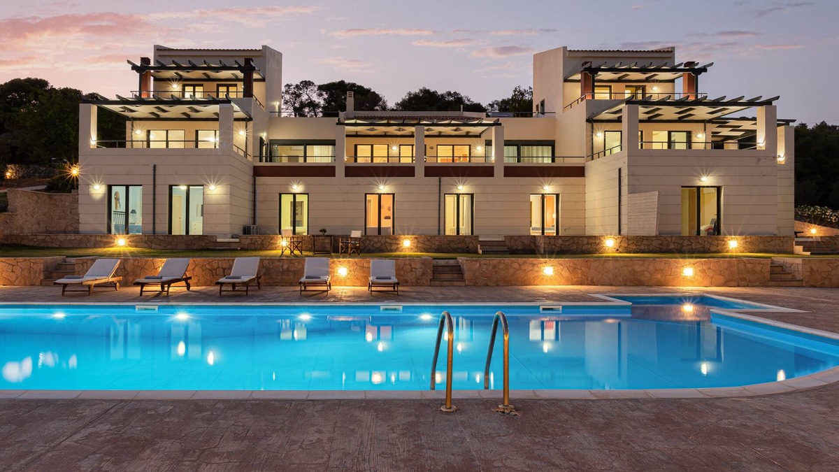 Kontos House | Four Bedroom, Five Bathrooms with Communal Pool