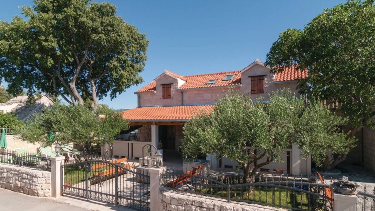 Dol House | Four Bedroom Holiday Home