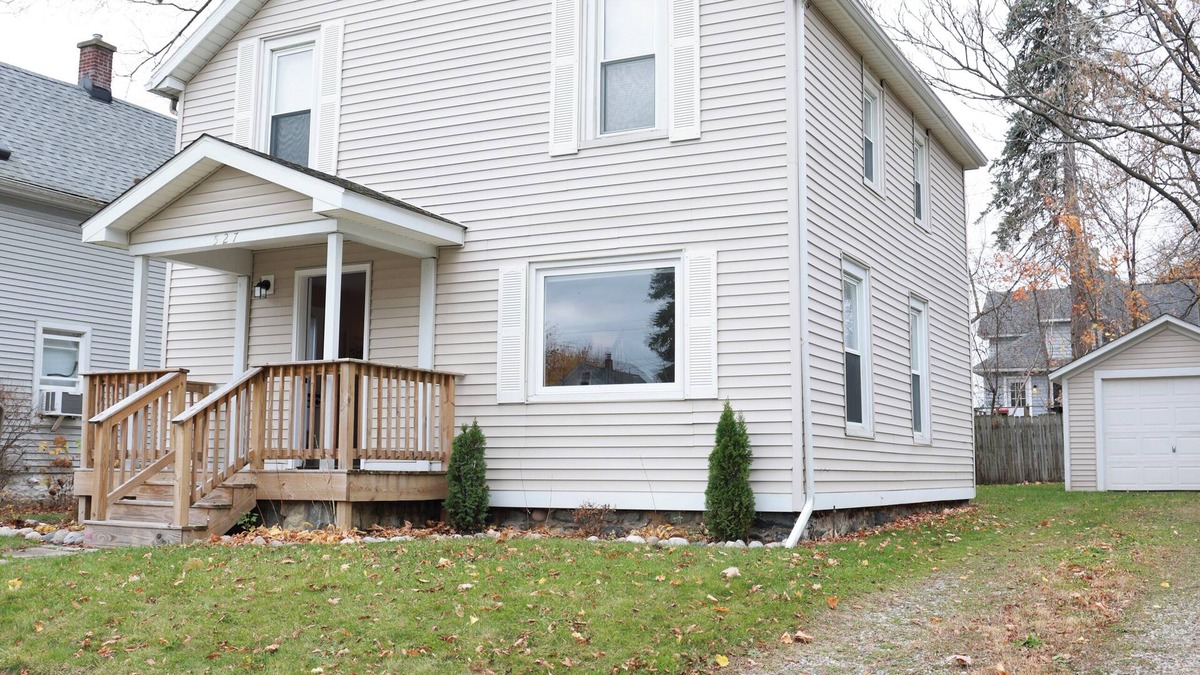 Lapeer House | Four bedroom home walking distance to Historical Downtown Lapeer,