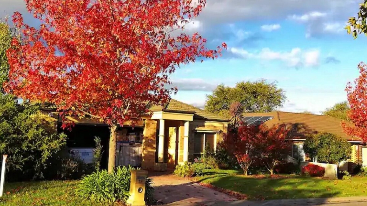 Pakenham House | Four bedroom house close to Pakenham Lake