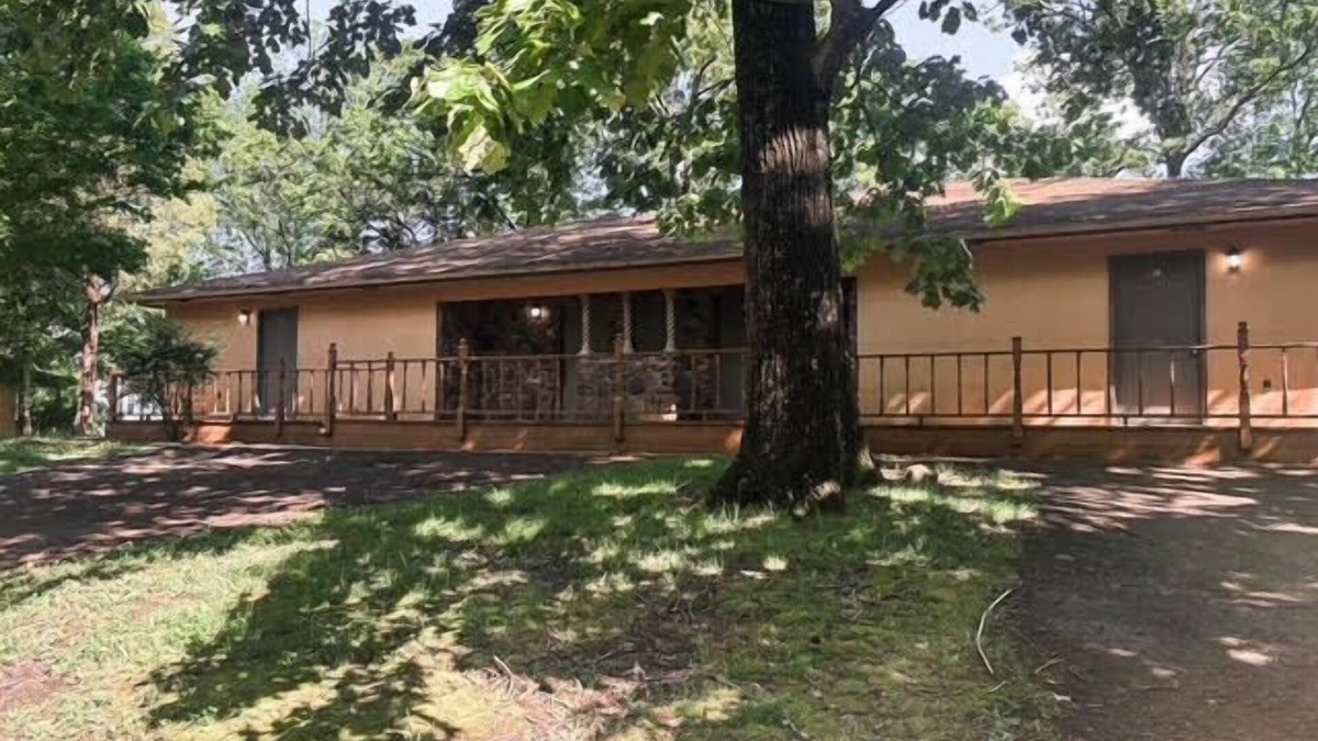 Golconda House | Four Bedroom Relaxing Bungalow w/Two Full Kitchens!