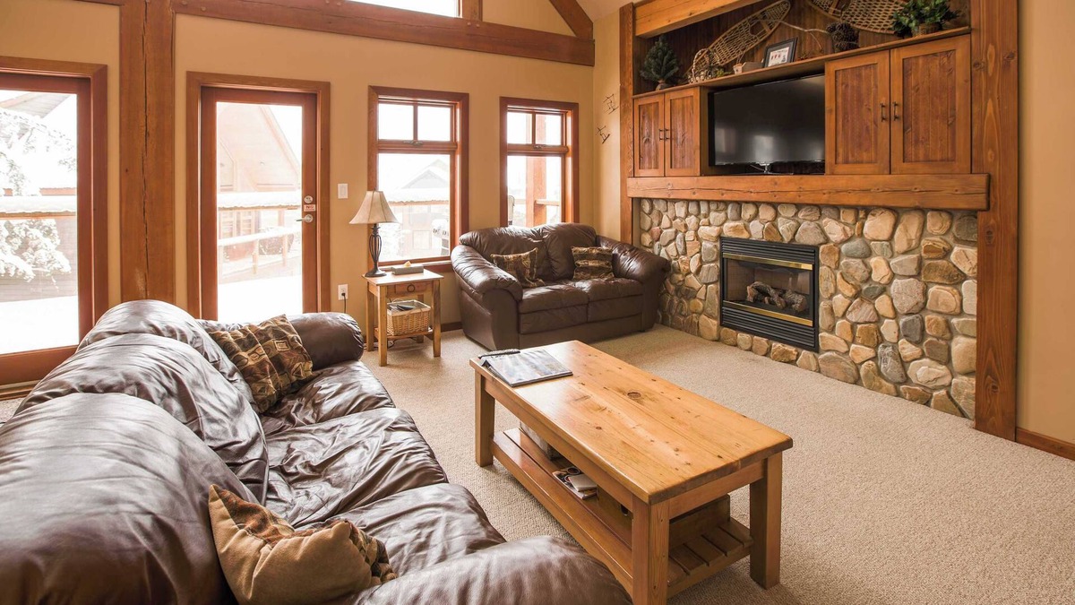 Rossland Cabin | Four Bedroom | Sleeps 7-9 | White Wolf Cabins