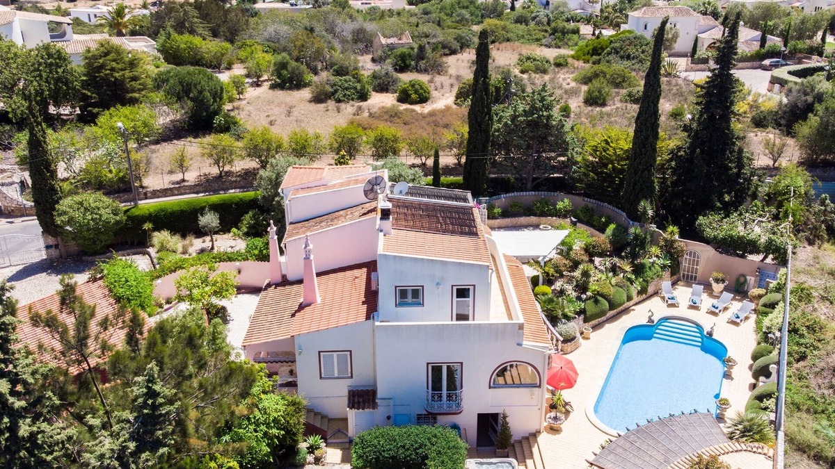 Vale de Covo Villa | Four bedroom villa with private pool and hot tub. 5 minutes walk from town.