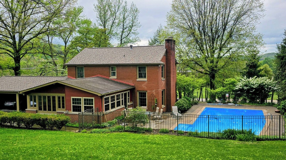 Armbrust House | Four Bedroom With Heated Swimming Pool Between Laurel Highlands & Pittsburgh