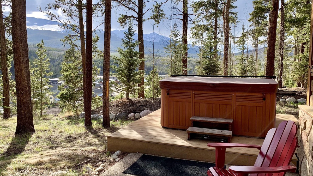 The Highlands House | Four Bedrooms/Five bathrooms! Amazing Views, Hot Tub!