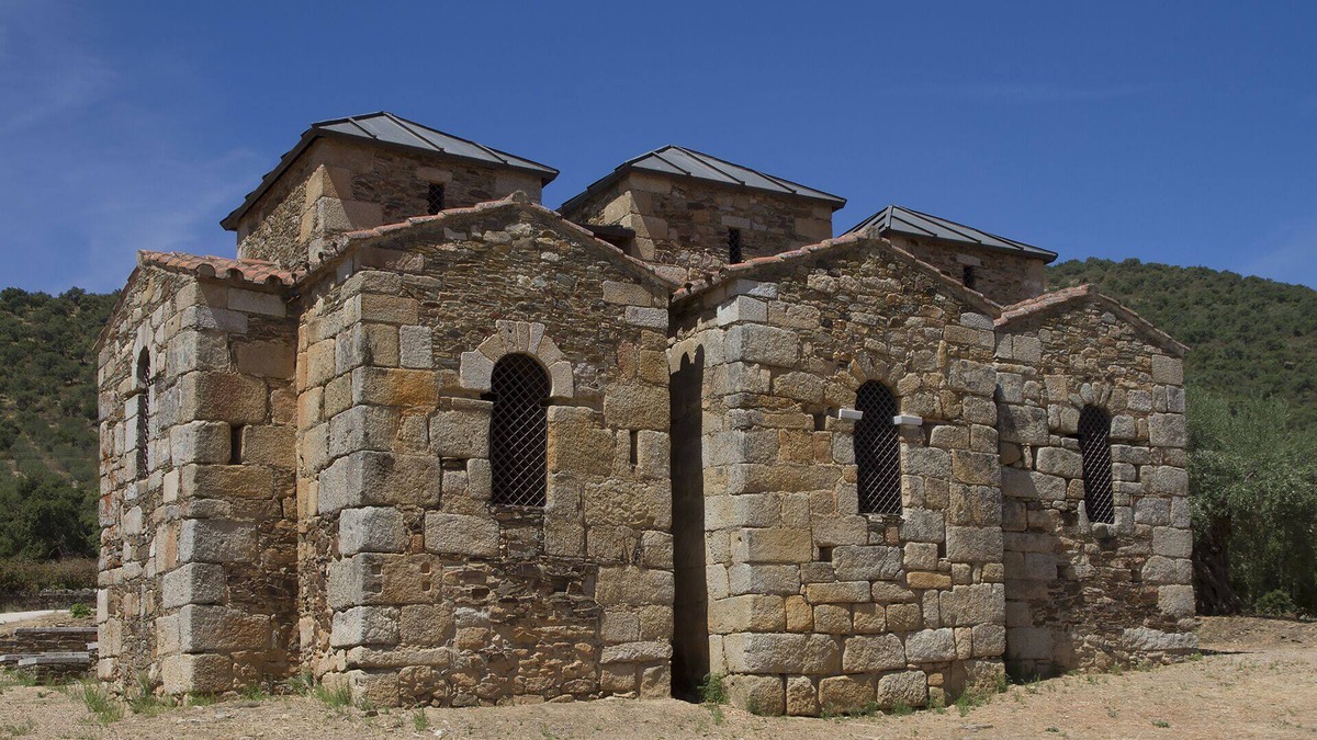 Arroyomolinos de Montanchez House | Four person bungalow in the Spanish countryside, unique for nature lovers.