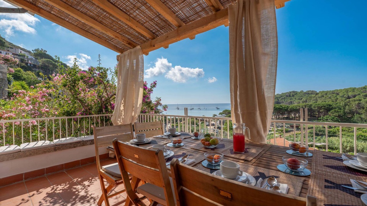 Fetovaia Apartment | Four-room flat Montecristo