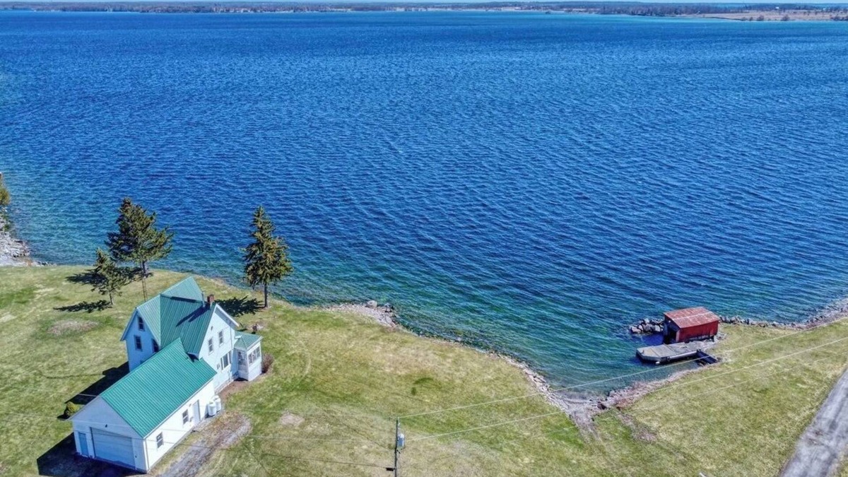Howe Island Cottage | Four Season Waterfront Cottage with firepit/private boat launch