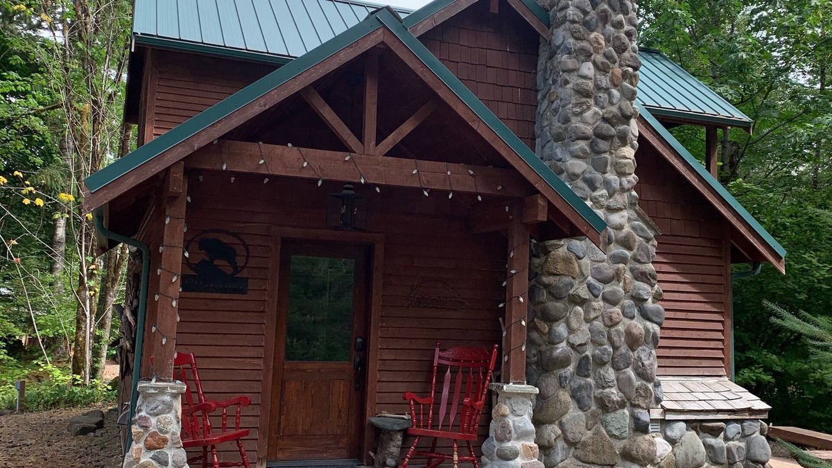 Packwood Cabin | Four Seasons Cabin: 10 minutes to Mount Rainier, 20 minutes to Ski White Pass