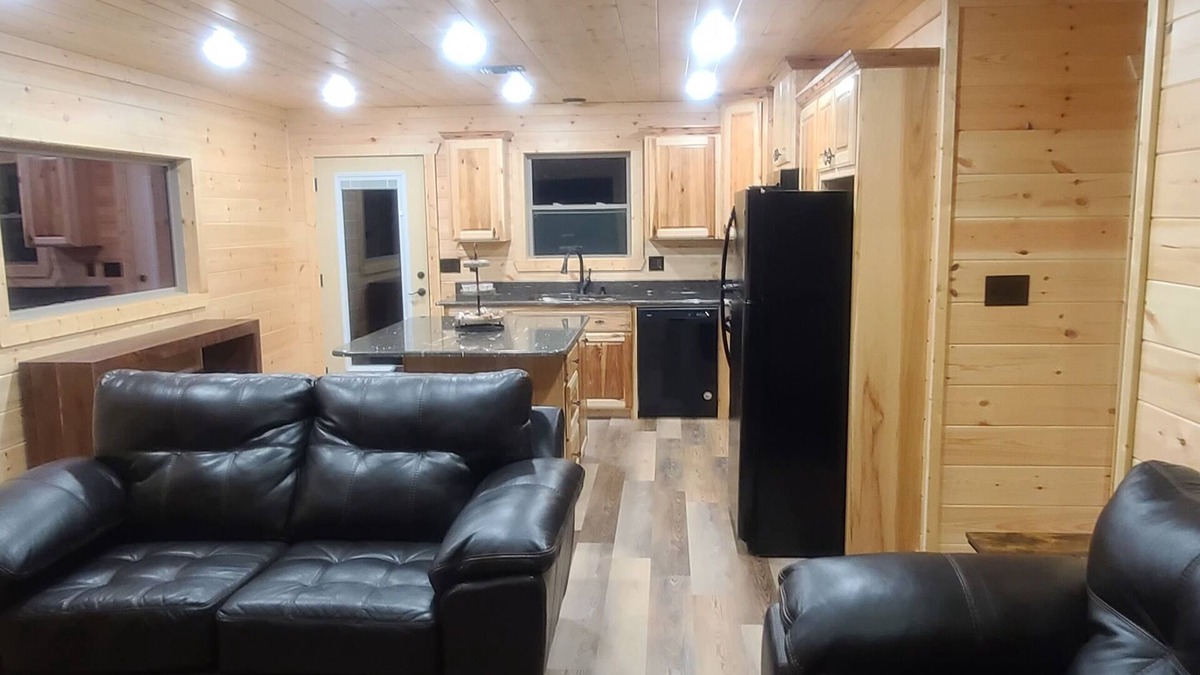 De Queen House | Four The Good Times (Cabin by De Queen Lake)