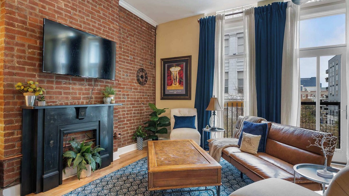 West Main Historic District Apartment | Fourth St. Suite - Garage - Kitchen