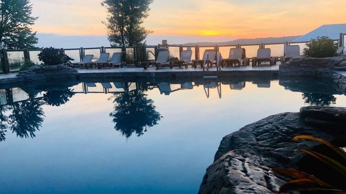 Avoca Hotel | Fourwinds Lakeside Inn & Marina