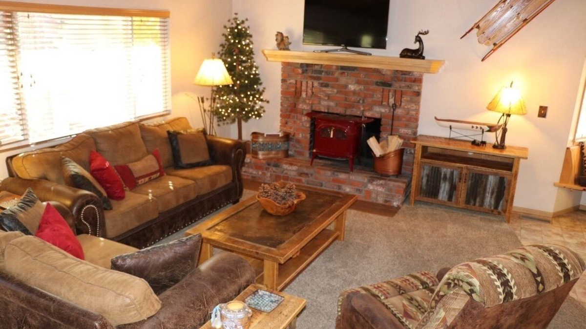 Eagle Mountain Estates House | Fox Farm, Cozy cabin with a game room, hot tub, & 2 decks in a great location!