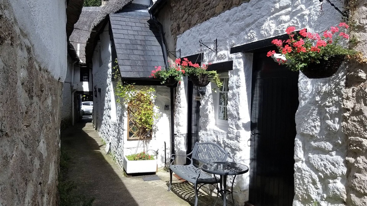 Chagford Cottage | FOX HAT COTTAGE, pet friendly, character holiday cottage in Chagford