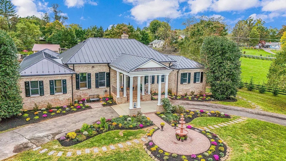 Middleburg House | Fox Hill Farm McMansion - Middleburg Equestrian Estate