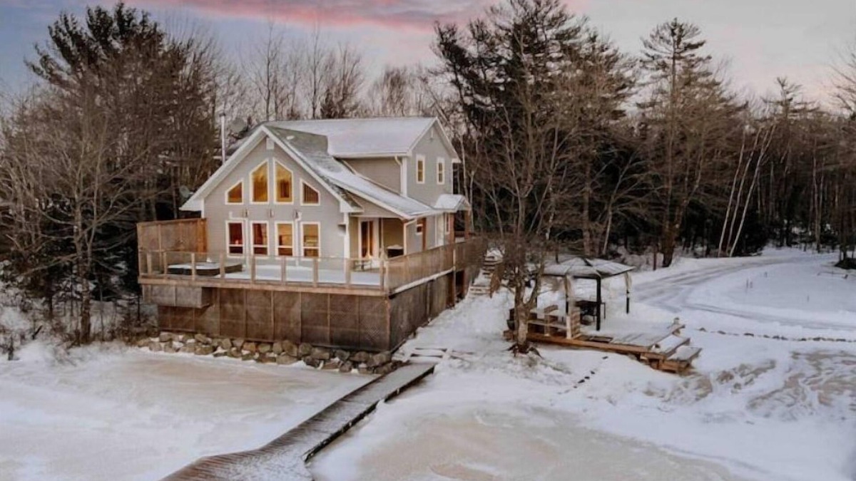 Chester Cottage | Fox Point Lake House - Luxury Lakefront Rental!