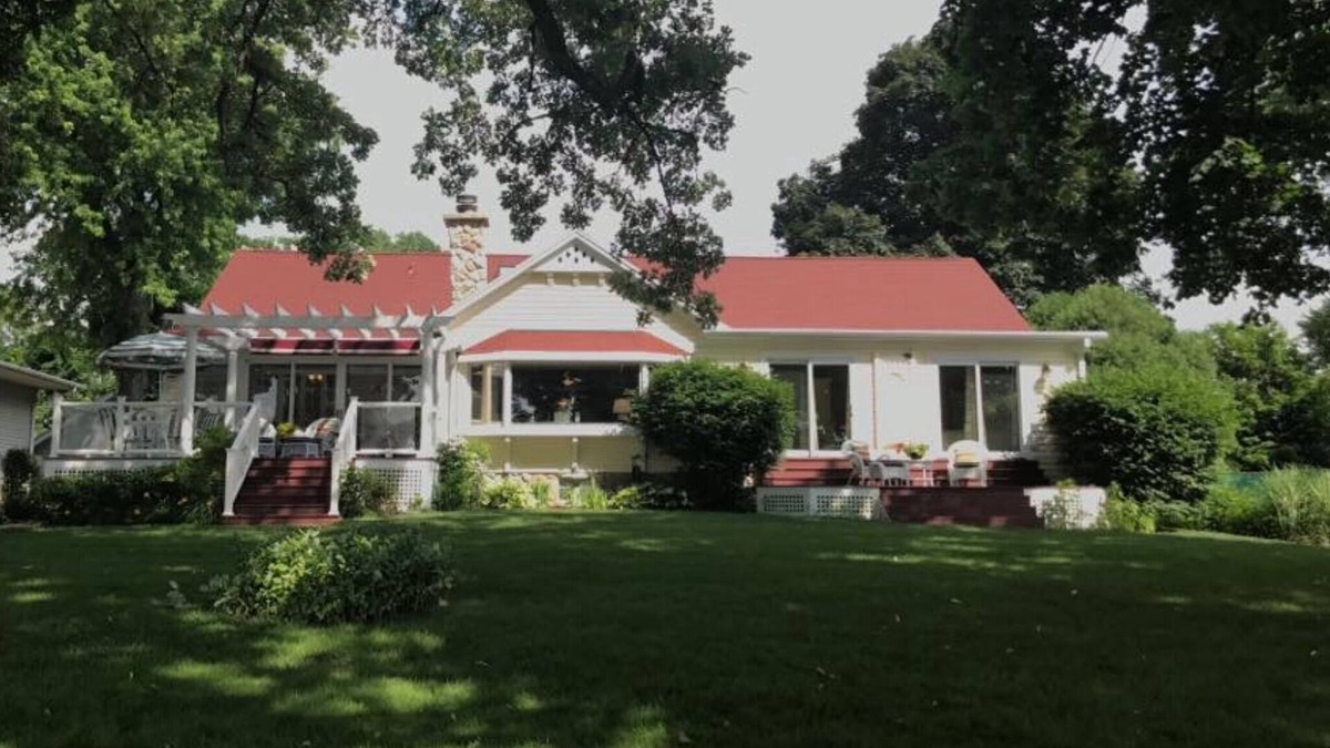 McHenry House | Fox River/Chain of Lakes Waterfront Home with Hot Tub