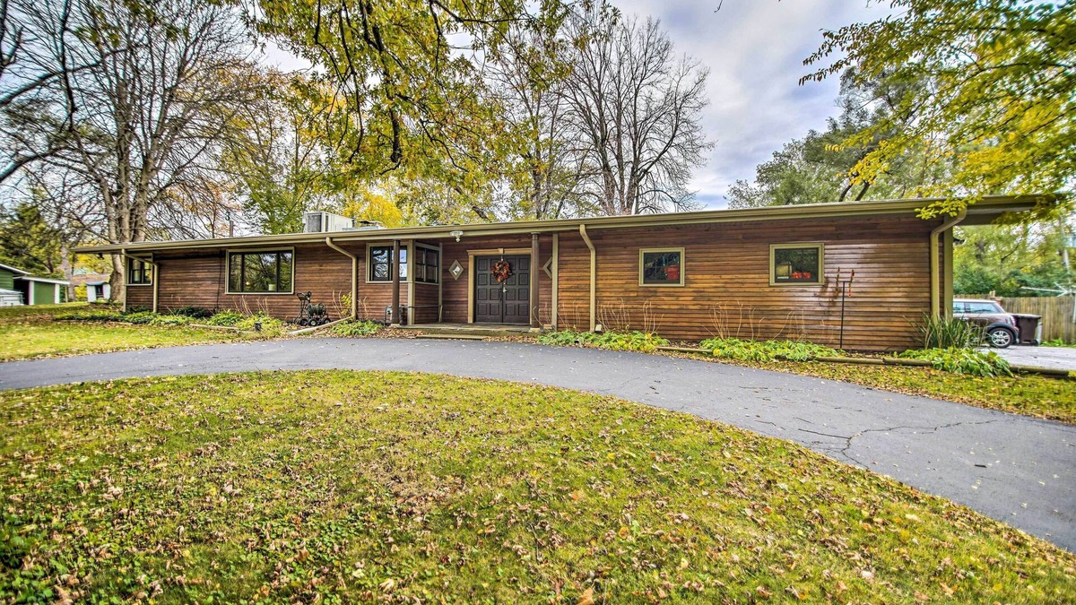 Fox River Grove House | Fox River Grove Home: Pets Welcome!
