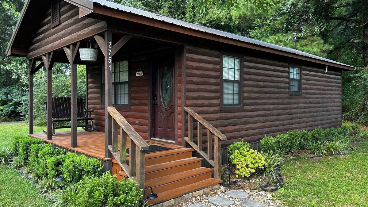 New Boston Cabin | Fox Run Cabin with WiFi right on 130 mile Hike-Bike and Equestrian trail.