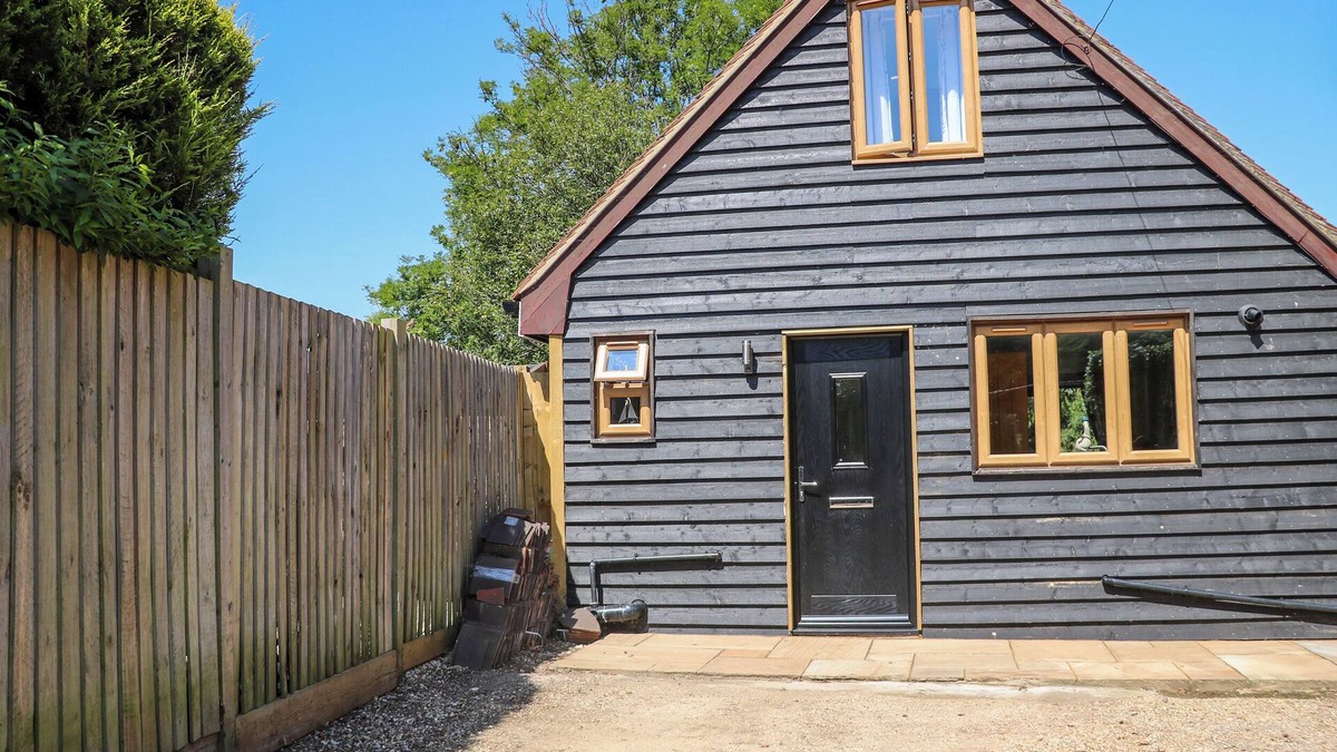 New Forest District Cottage | FOXES EARTH, pet friendly, with a garden in Nomansland
