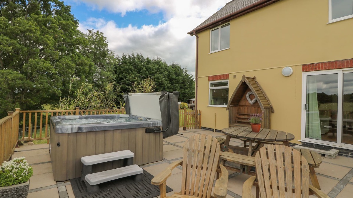 Disserth and Trecoed Cottage | FOXES MEADOW, family friendly, with hot tub in Howey