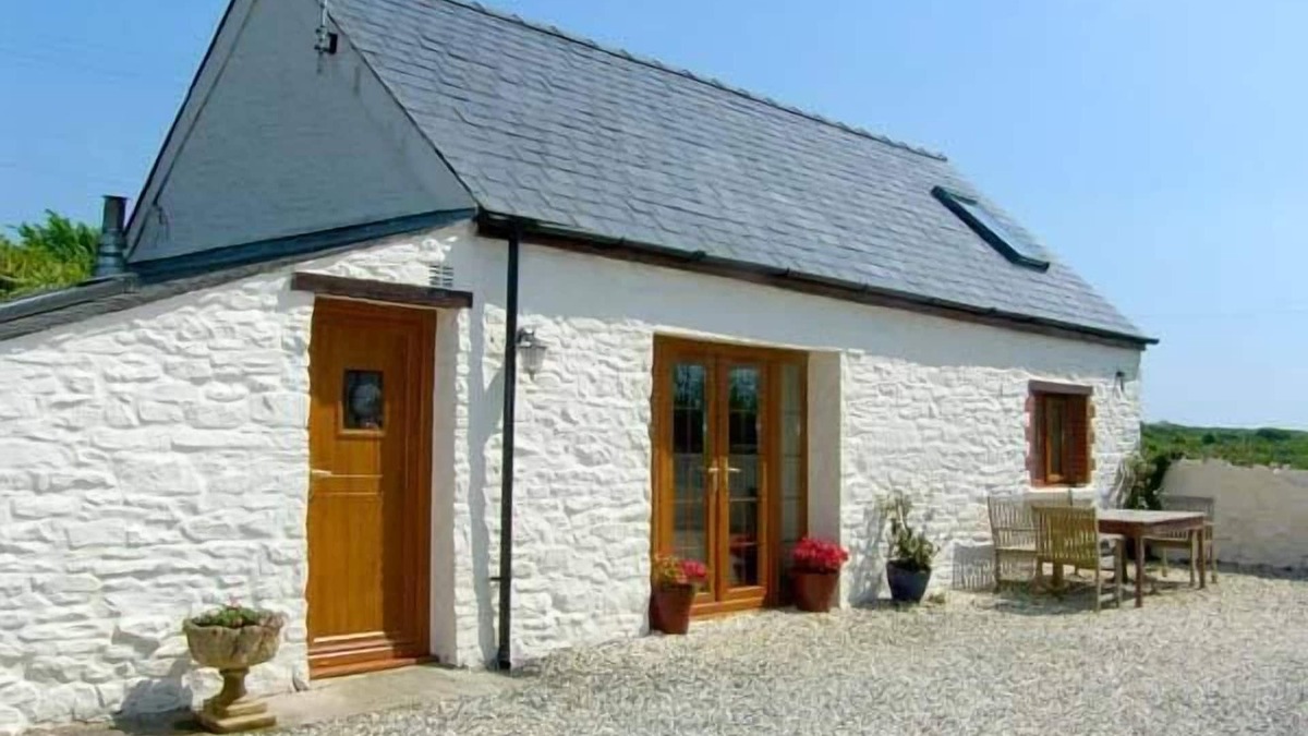 Little Haven Cottage | FOXGLOVE COTTAGE, family friendly, with open fire in Little Haven