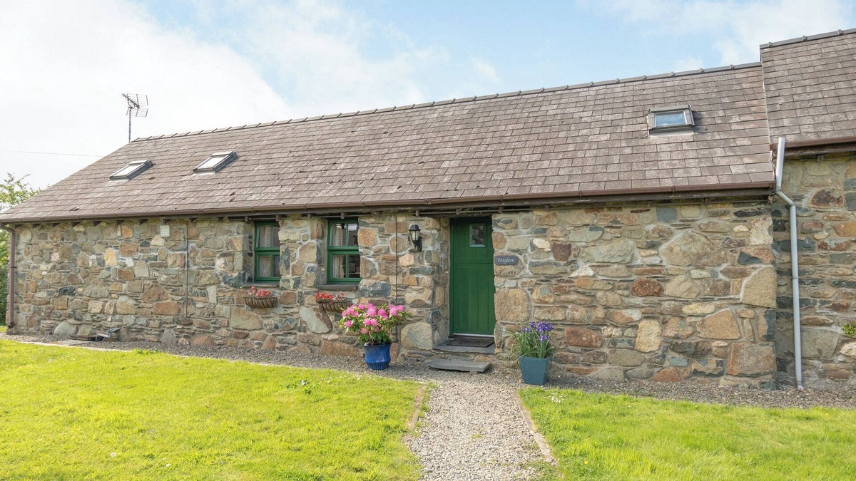 Pontfaen Cottage | FOXGLOVE, family friendly, with a garden in Newport, Pembrokeshire