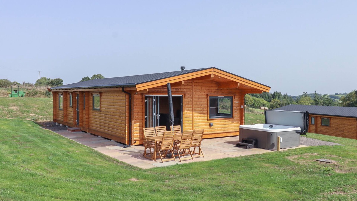 Sticklepath Cottage | FOXGLOVE LODGE, pet friendly, with hot tub in Hittisleigh