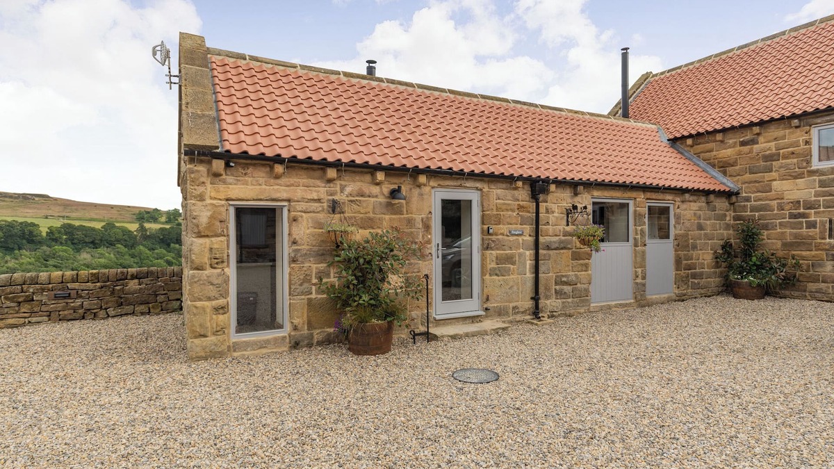 Beck Hole Cottage | FOXGLOVE, pet friendly, with hot tub in Goathland