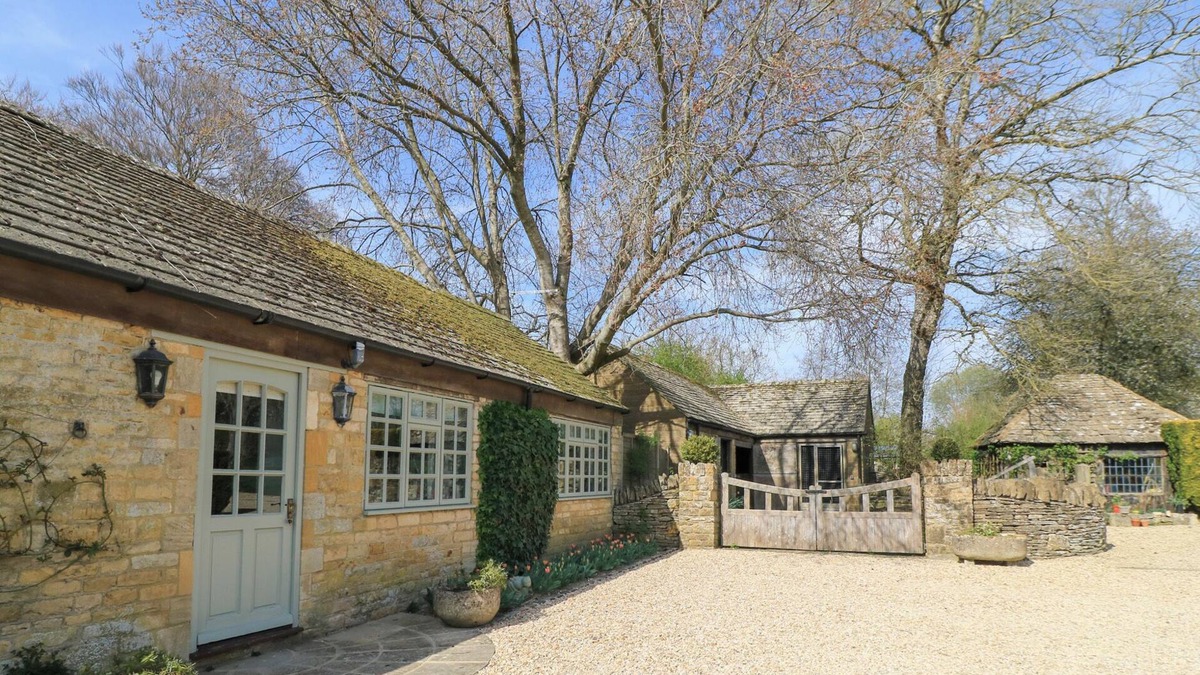 Bourton-on-the-Water Cottage | FOXHILL FARM BARN, with a garden in Bourton-On-The-Water