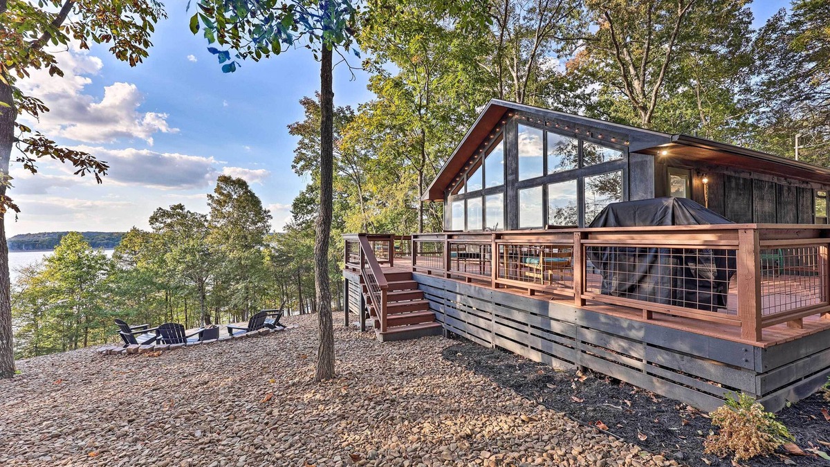 Rogers Cabin | 'Foxtail' Cabin Retreat: Steps to Beaver Lake!
