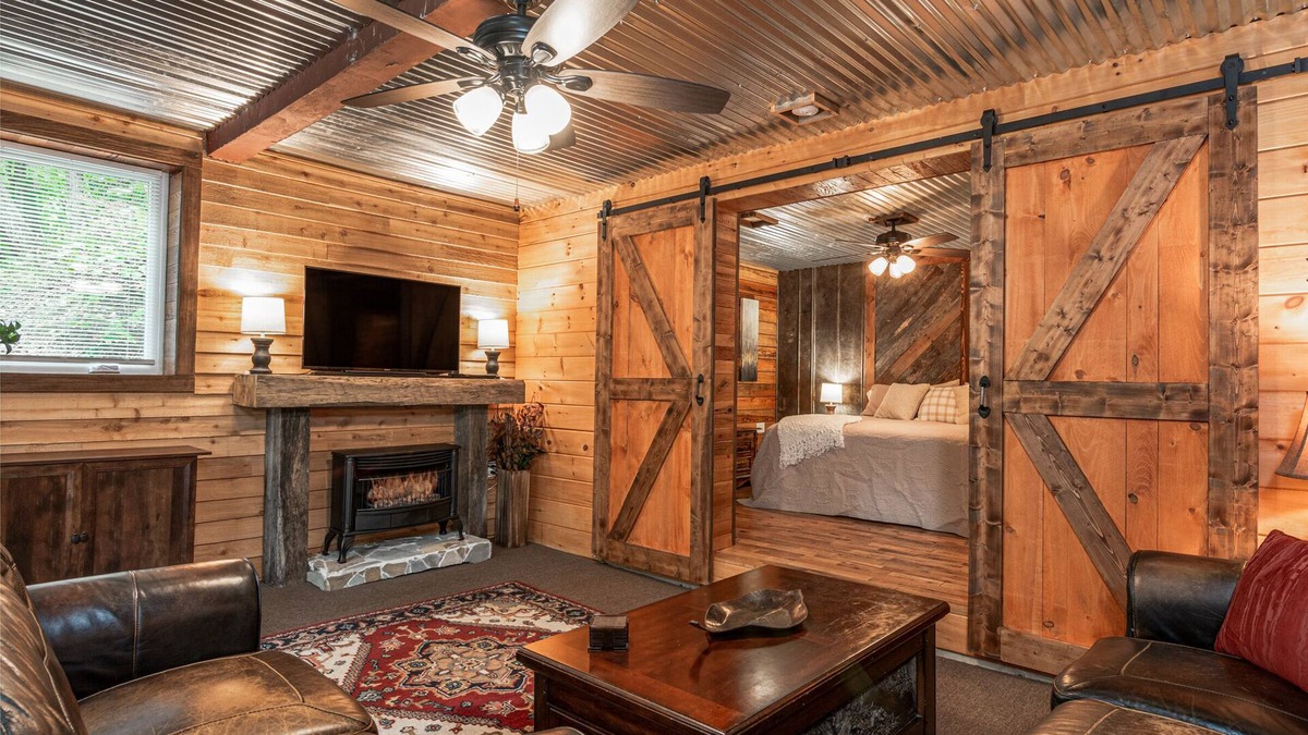 Zirconia Cabin | Foxwood Cabin/Hot Tub, Wifi, Pet Friendly, Easy Access