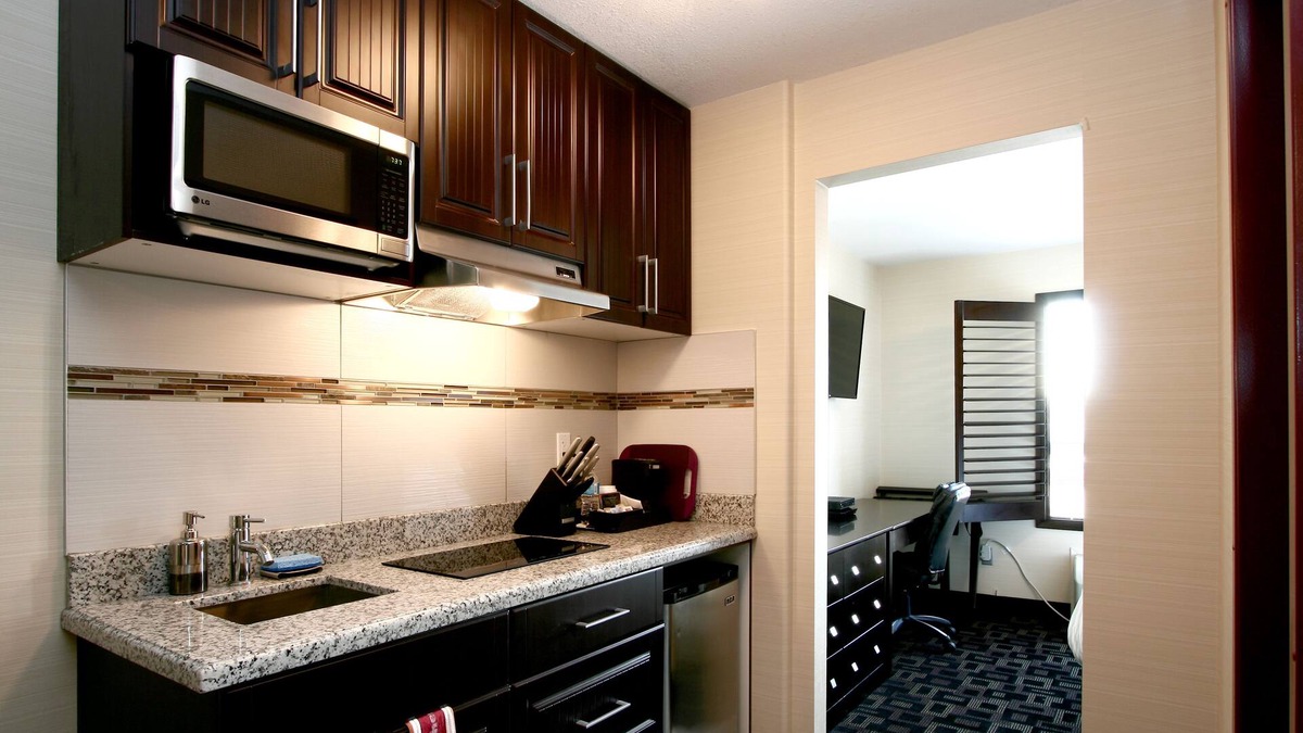 Drayton Valley Hotel | Foxwood Inn & Suites