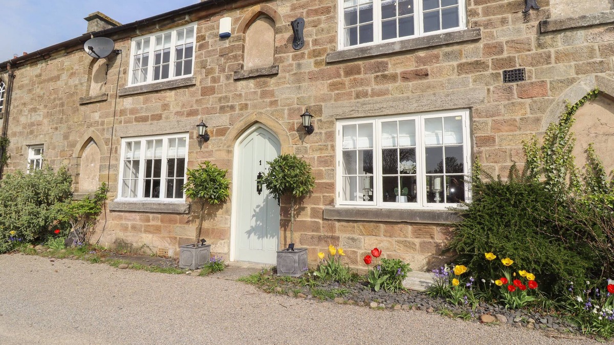 Ripley House | FOXY COTTAGE, family friendly, with a garden in Ripley