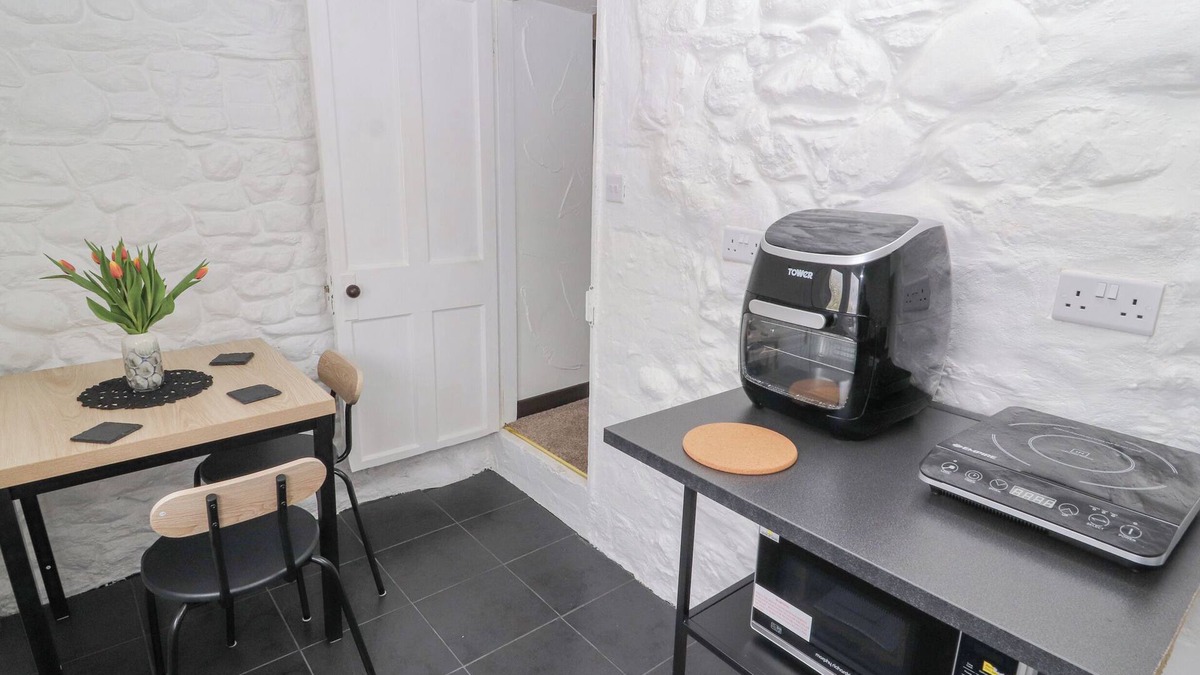 Stainburn Cottage | FOXY LADY COTTAGE, pet friendly, with a garden in Workington