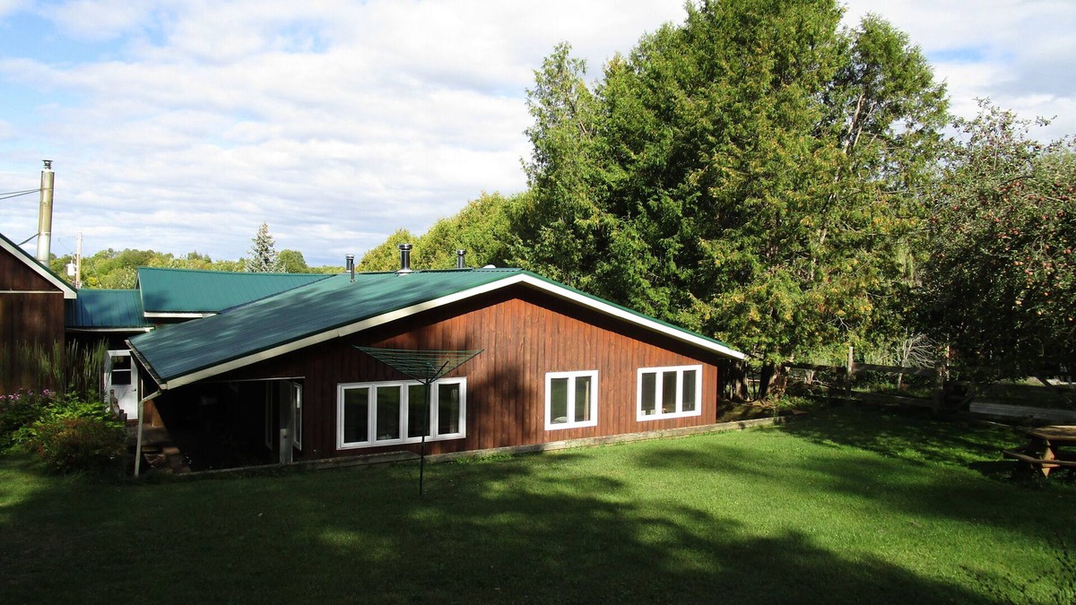 Bonnechere Valley Apartment | Foymount Farm stay, Family and pet friendly.