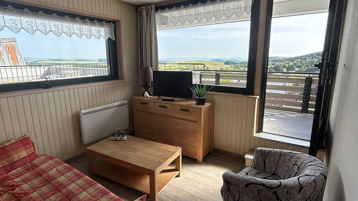 Besse-et-Saint-Anastaise Apartment | Large 3-room apartment with ski and lake views